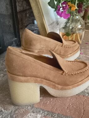 Women’s Suede Chunky Heel Loafers — Tan
